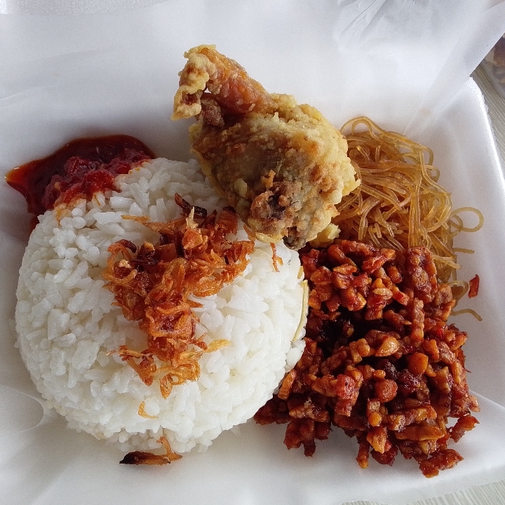 Nasi Uduk Ayam Crispy 