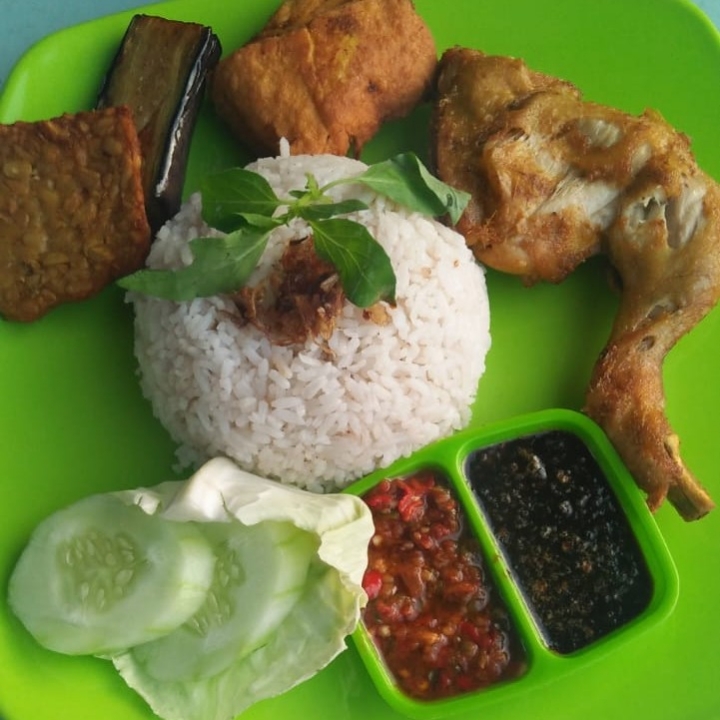 Nasi Uduk Ayam Penyet
