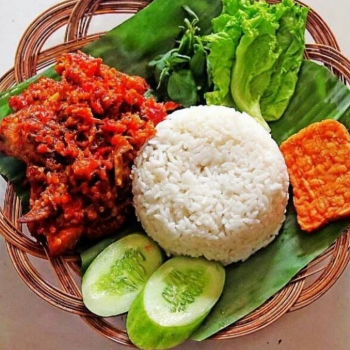 Nasi Uduk Ayam Sambelletok