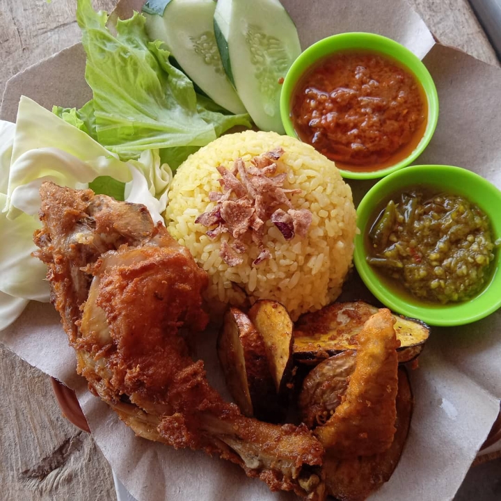 Nasi Uduk Kuning Ayam Geprek