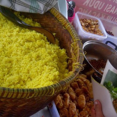Nasi Uduk Kuning Plus Telor Dadar