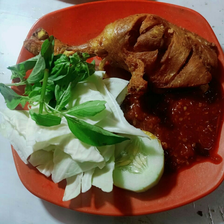 Nasi ayam Lalapan