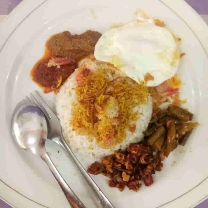 Nasi gurih telur mata sapi