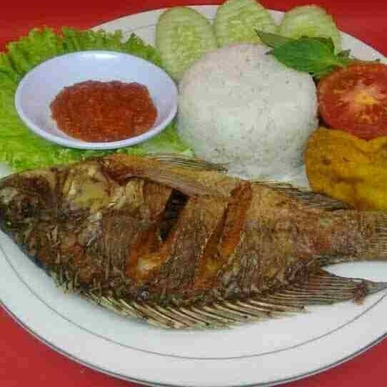 Nasi ikan mujaer