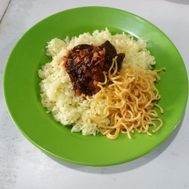 Nasi kuning Ayam Ras Masak Habang
