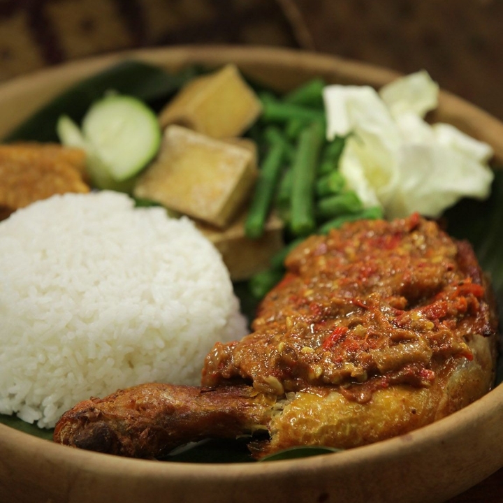 Nasi lalapan Ayam Goreng