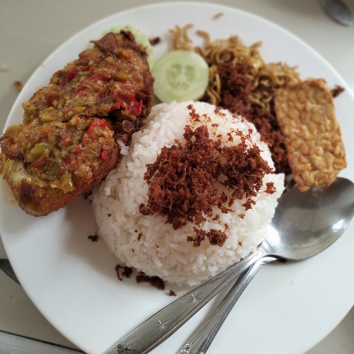 Nasi uduk ayam Goreng Penyet