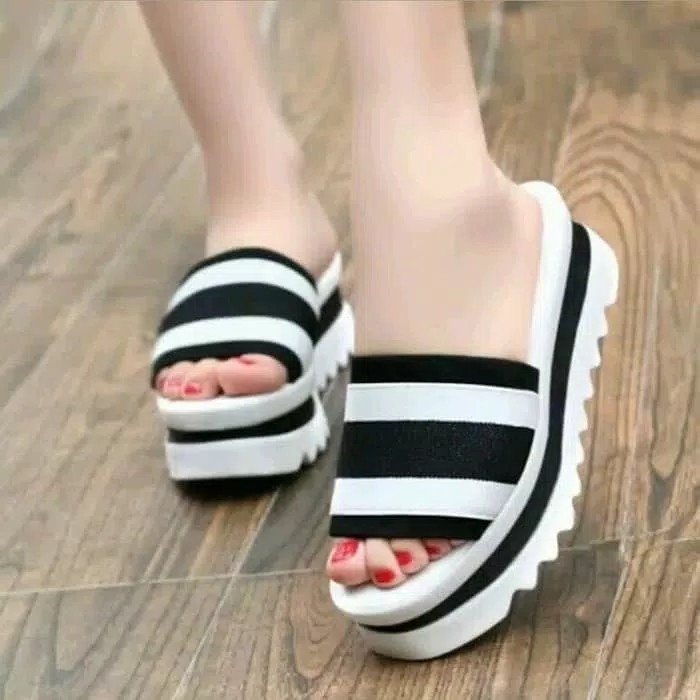 PROMO Wedges Hitam Putih