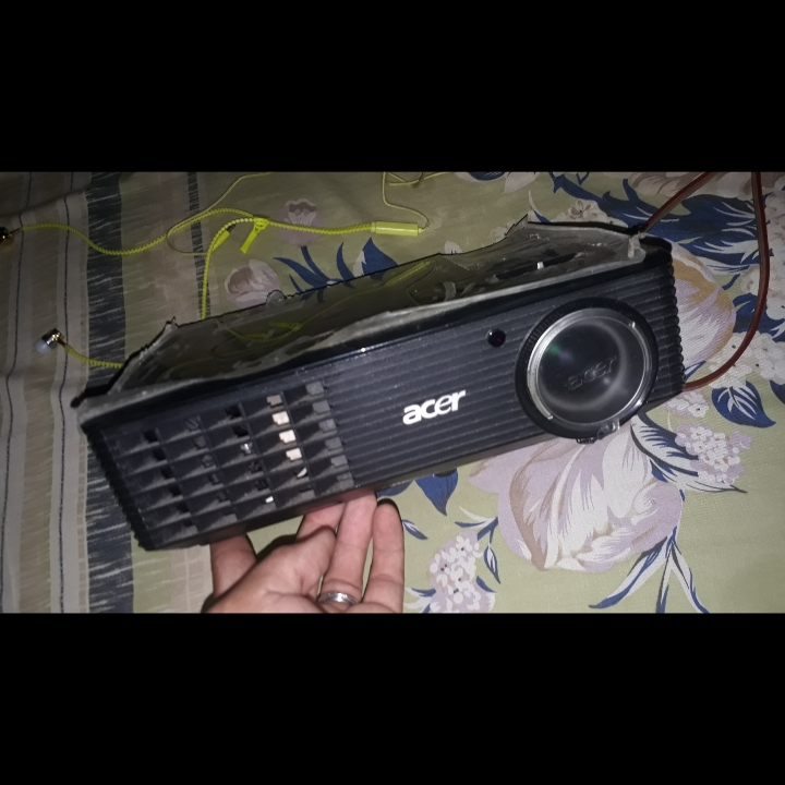 PROYEKTOR x1161n dan layar brite screen