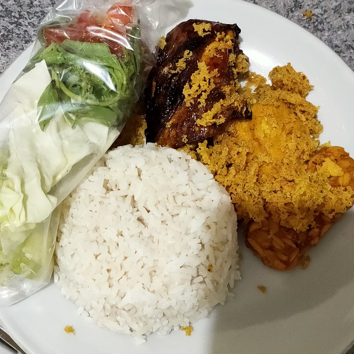 Paket Lengkap Nasi Ayam Negri Bakar Kremess Tahu Tempe