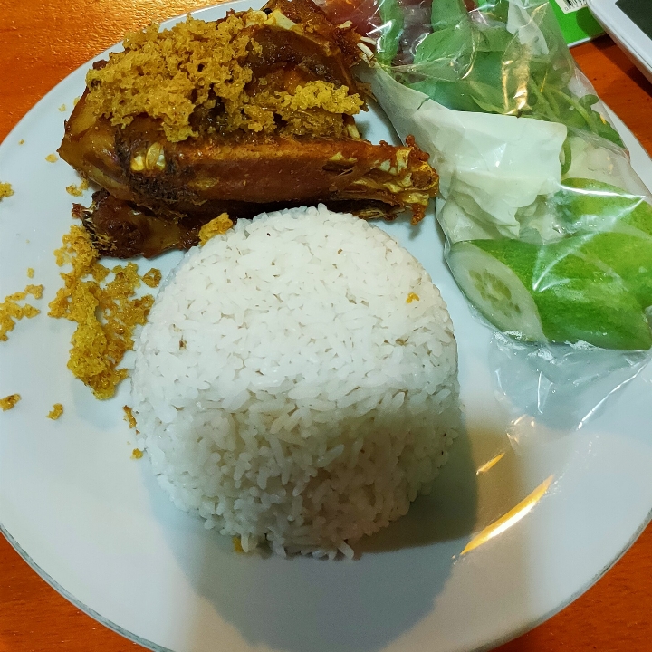 Paket Lengkap Nasi Bebek Goreng Kremes Sedang Plus Tahu Tempe