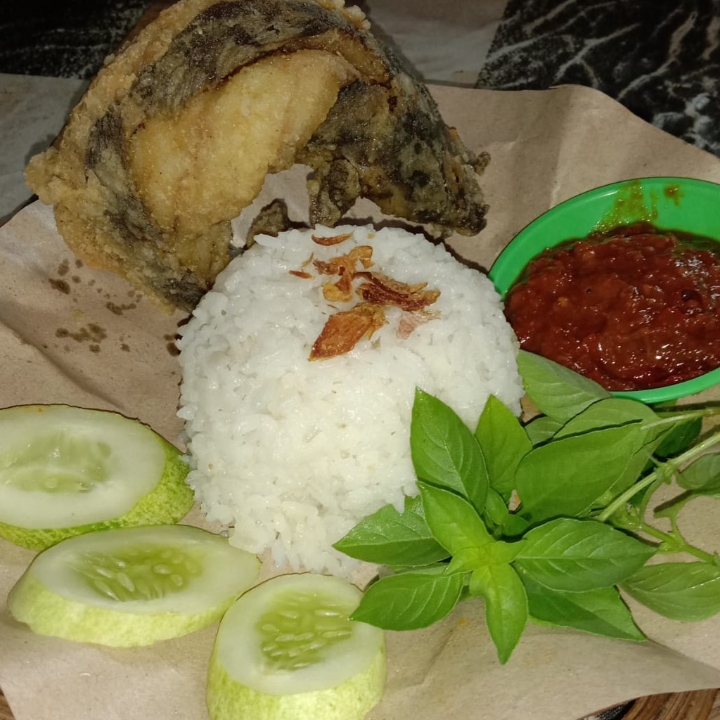 Paket Nila Goreng Terbang Nasi Dan Es Teh