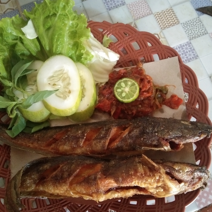 Pecel Lele Dengan Nasi 