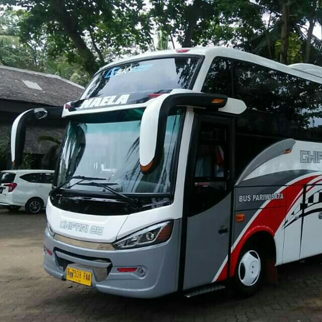 Jelajah Pantai Anyer: Panduan Lengkap Sewa Bus Pariwisata dan Tips Liburan Sempurna
