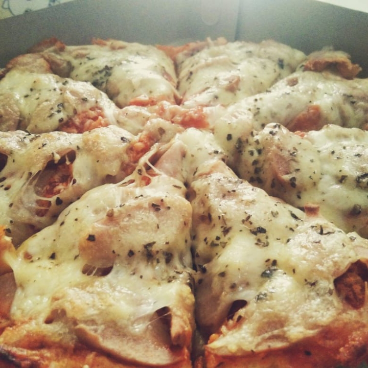 Pizza Ayam Sosis Mozarela