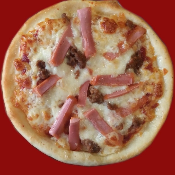 Pizza Deluxe Beef Pinggiran Keju Ukuran Sedang 