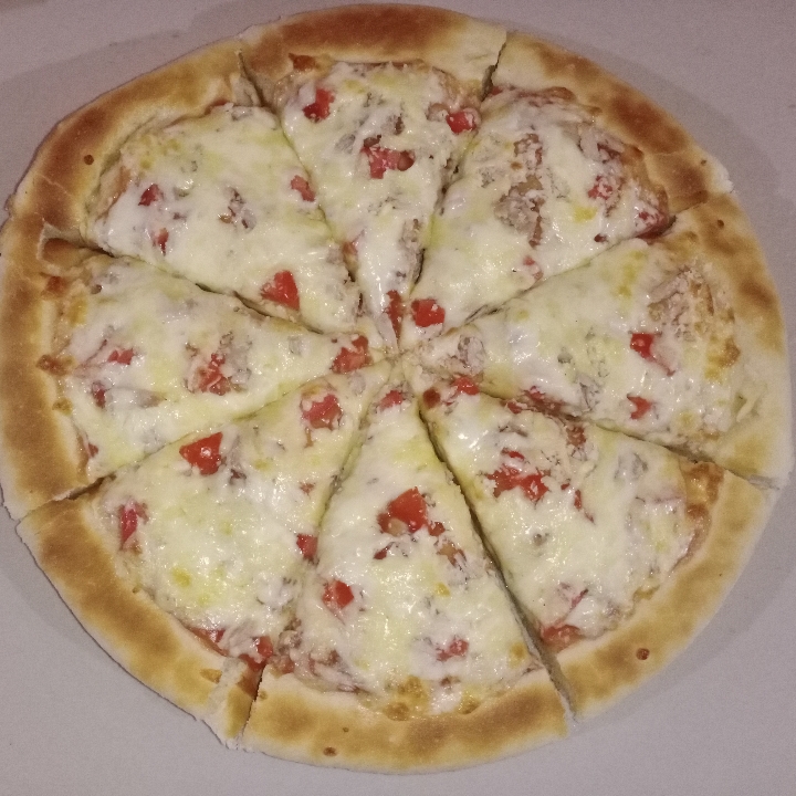 Pizza Tuna Garlic Medium