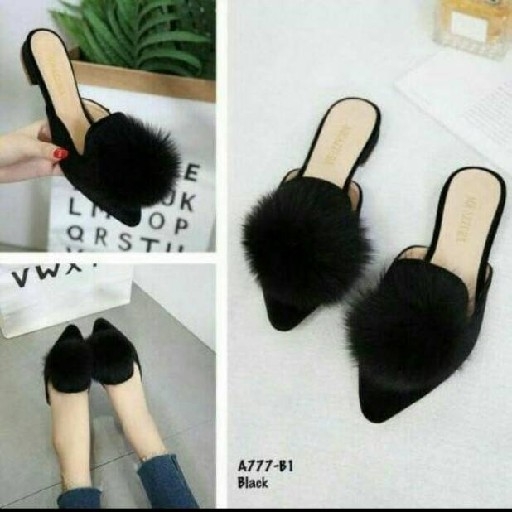 Pompom Flatshoes Hitam