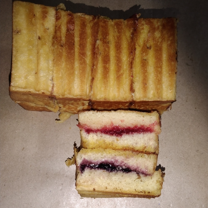 ROTI BAKAR ANGGUR-STRAWBERY