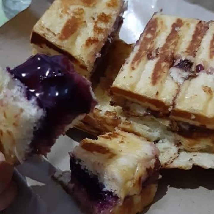 ROTI BAKAR SELAI BLUBERRY STROBERY NANAS