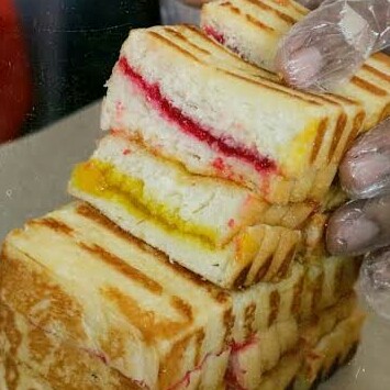 ROTI BAKAR NANAS - STROBERY