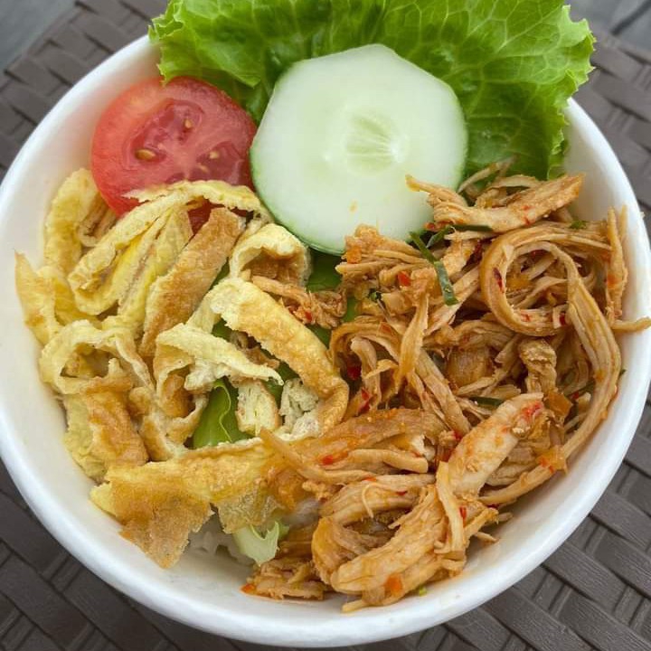 Makanan Rice Bowl Ayam Suwir Pedas Telur