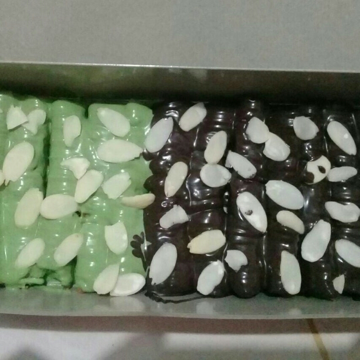 Roll grentra coklat Almond 
