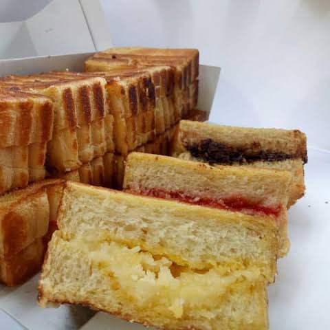 Roti Bakar Blueberry-strawberry