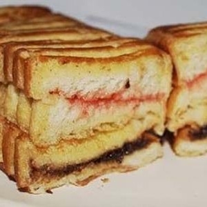 Roti Bakar Coklat Strawberry