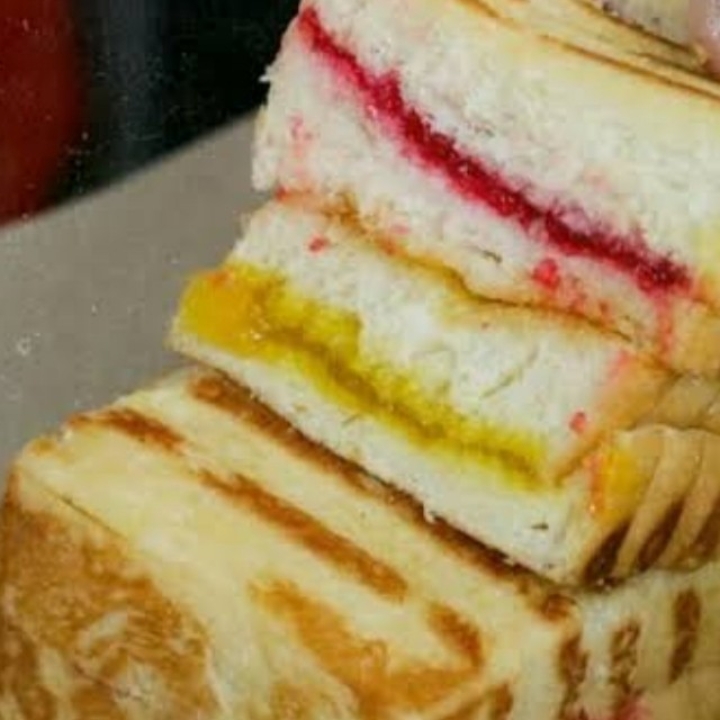 Roti Bakar Nenas Strawberry