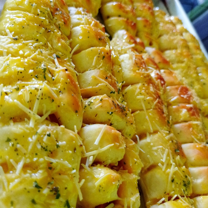 Roti isi sosis pedas 