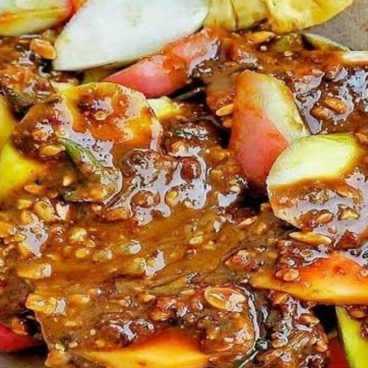 Rujak Buah Segar Ditaburi Bumbu Kacang