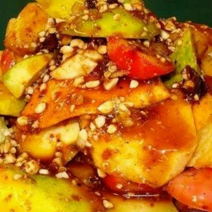 Rujak Buah Segar Ditaburi Bumbu Kacang 2