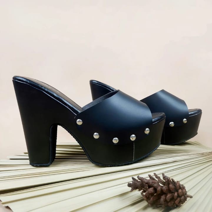 SANDAL Qicaini ada dua warna hitam putih 2