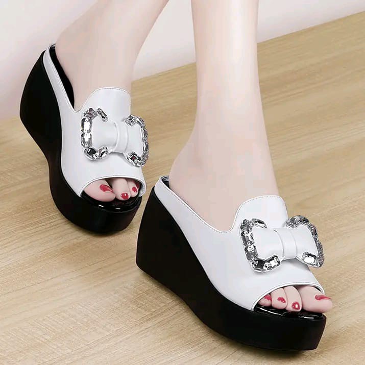 SANDAL Qicaini model Slop ada 2 warna