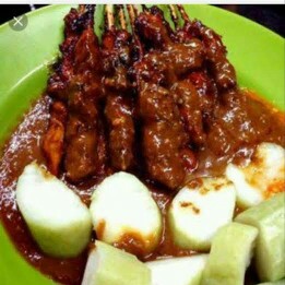 SATE AYAM DAN LONTONG