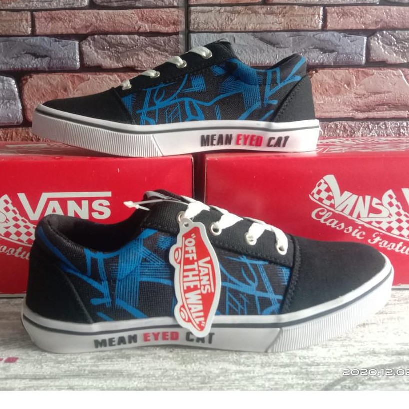 SEPATU SNEAKERS WANITA VANS