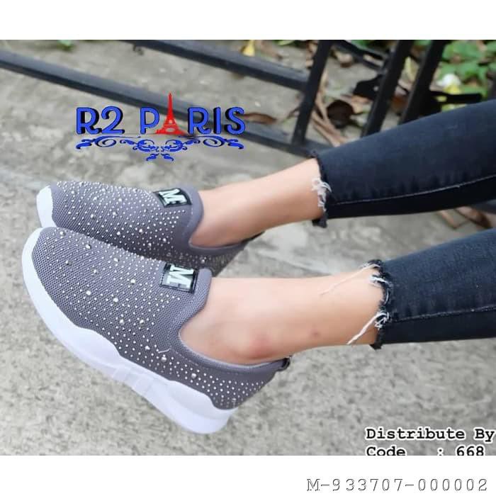 SLIP ON WANITA STUDED MOMO 2