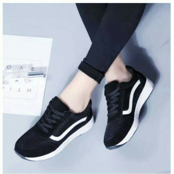 SNEAKER HITAM