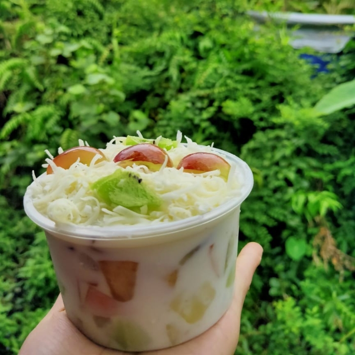 Salad Buah Extra Yogurt Keju 450 Ml 