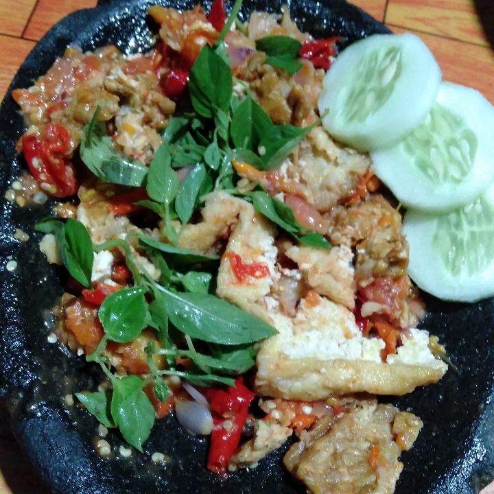 Sambel Kemangi Penyetan PedasTahu Tempe Telor