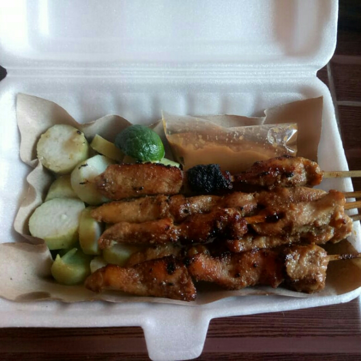 Sate Ayam Plus Lontong