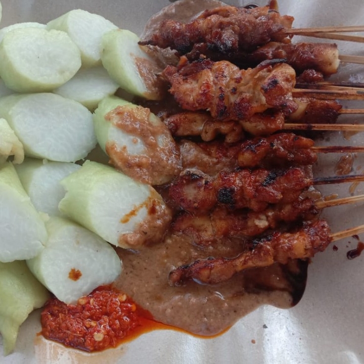 Sate Ayam Dan Lontong