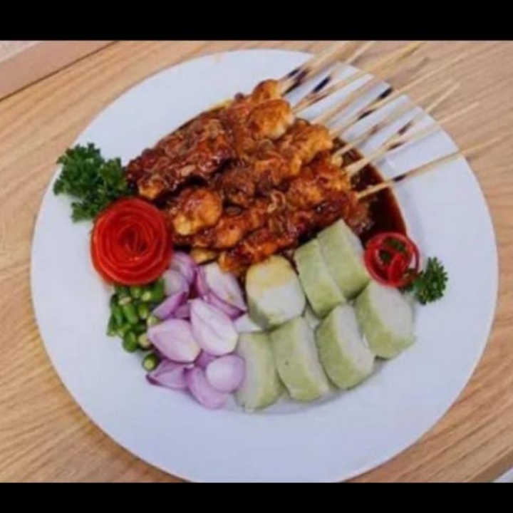 Sate Ayam Dengan Lontong Bumbu Kecap