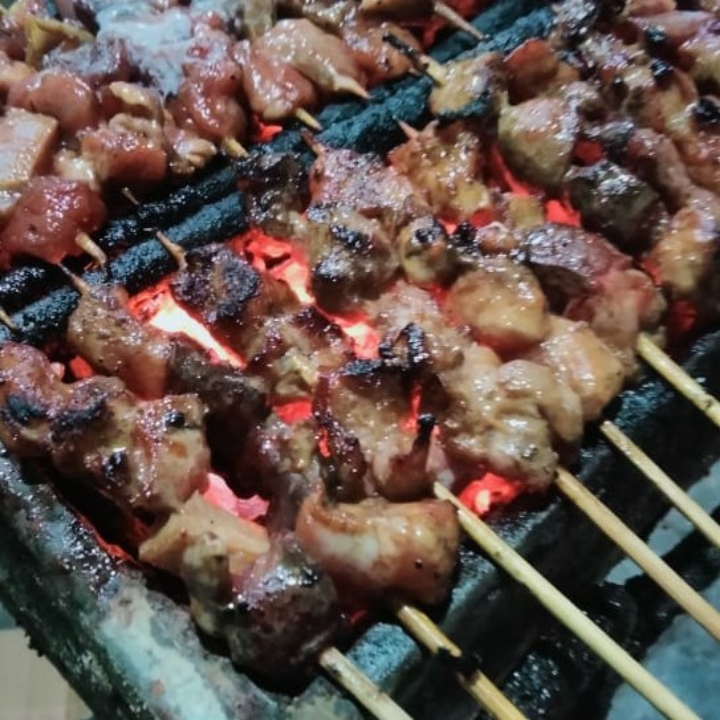 Sate Ayam Dengan Nasi Putih 