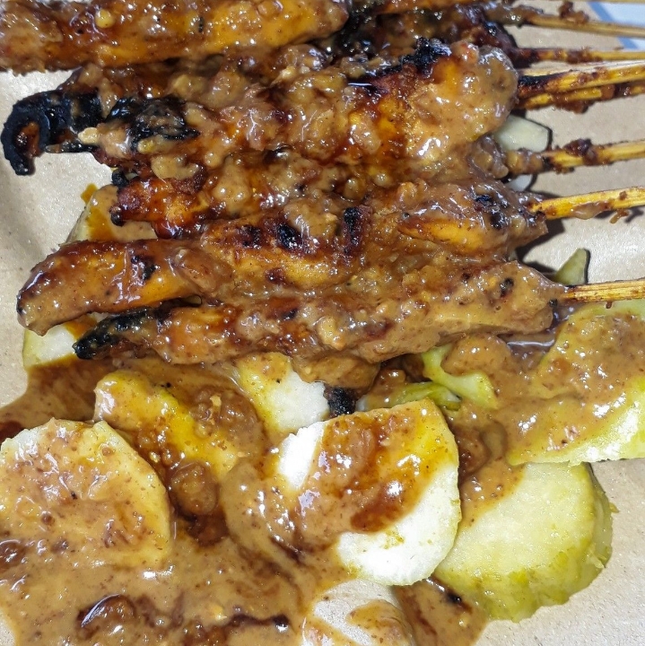 Sate Ayam Lontong