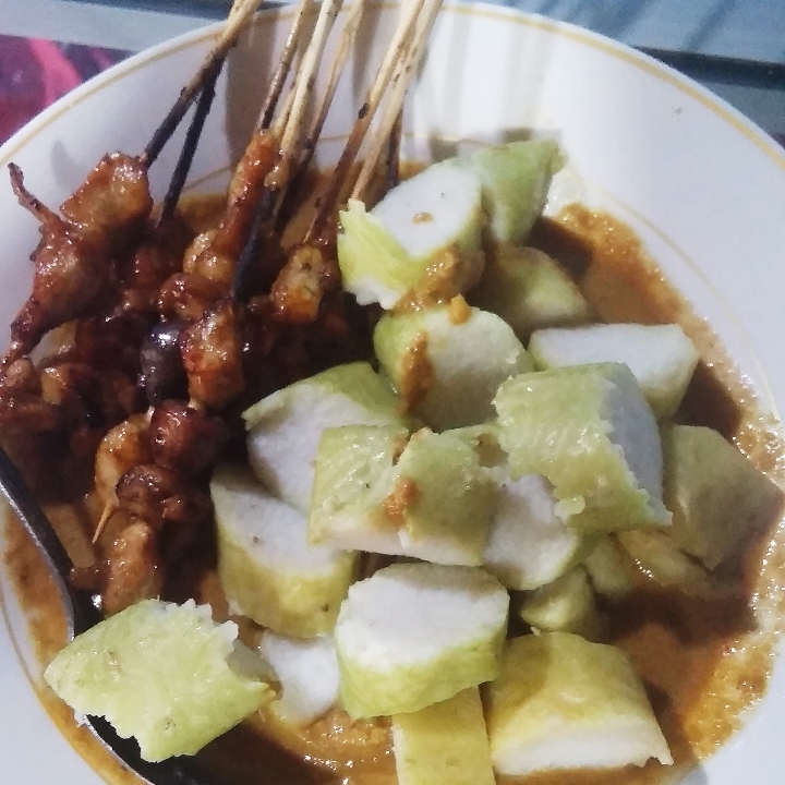 Sate Ayam Lontong