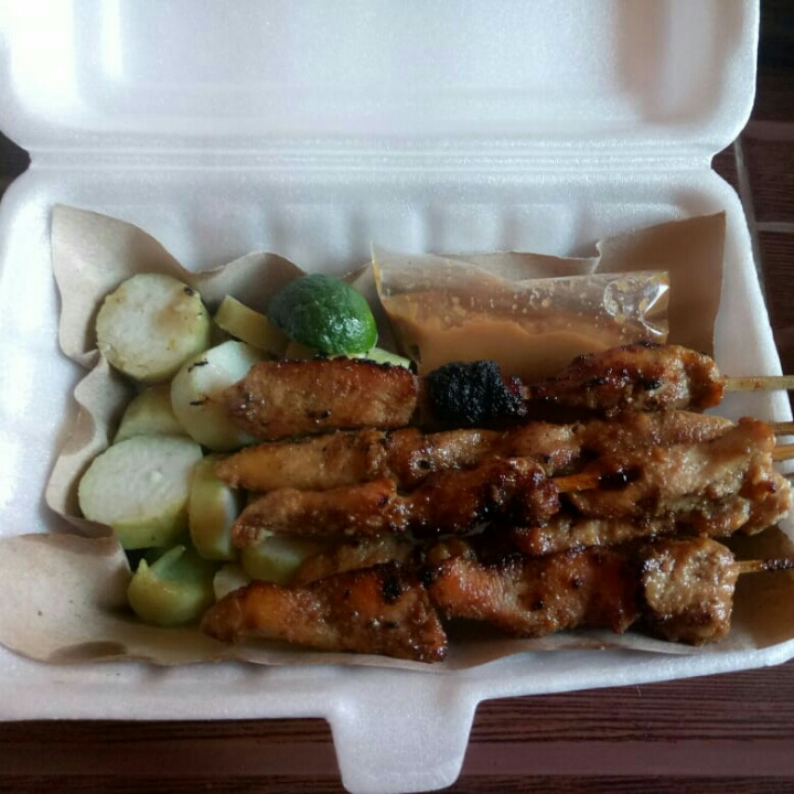 Sate Ayam Plus Lontong
