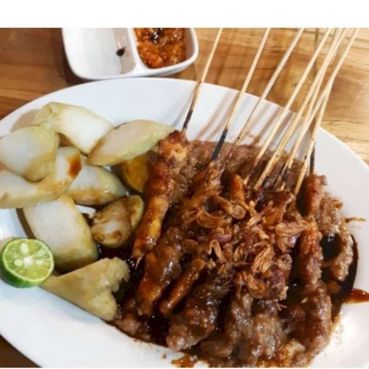 Sate Ayam Plus Lontong
