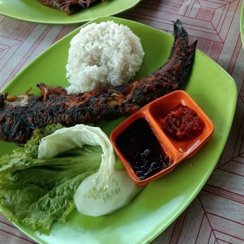 Sembilang Bakar Dan Nasi Putih